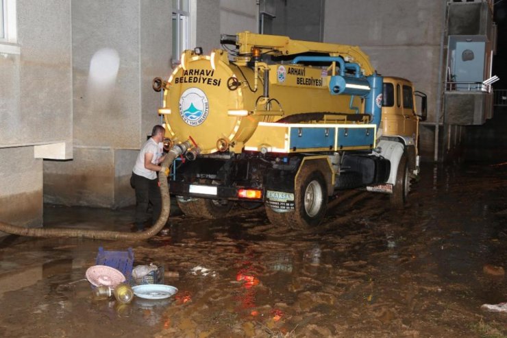 Artvin Valisi Ömer Doğana şiddetli yağışlardan zarar gören Arhavi ilçesinde incelemelerde bulundu