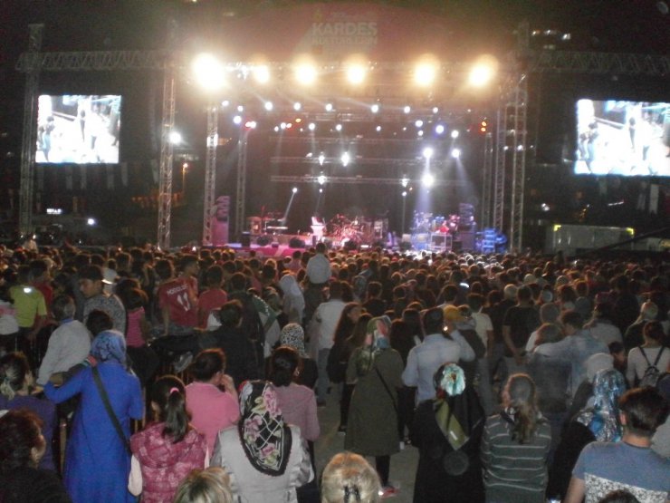 Hadise ve Mümin Sarıkaya 6. Kardeş Kültürler Festivali’nde sahne aldı