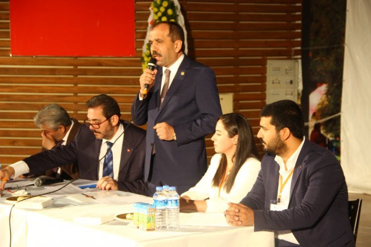 AK Parti Edremit 6. Olağan Kongresi’nde ’tek liste, tek aday’ denilmesine rağmen iki liste yarıştı