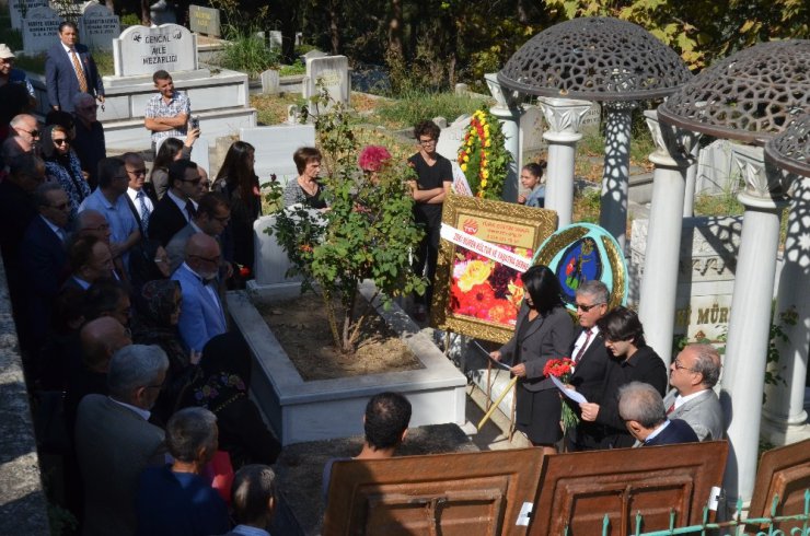 Zeki Müren ölümünün 21. yılında mezarı başında şarkılarla anıldı