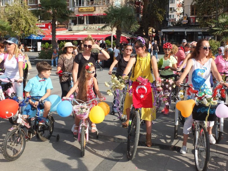 Bandırma’da kadınlar bisiklete bindi