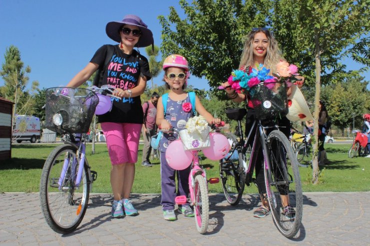 Kadınlar bisikletlerini süsleyip pedal çevirdi