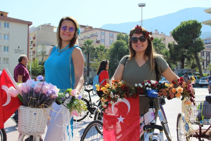 Manisa süslü kadınlarla tanıştı