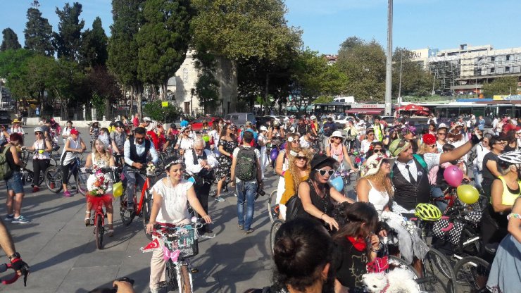 ‘Süslü Kadınlar’ bisikletleriyle İstanbul trafiğinde