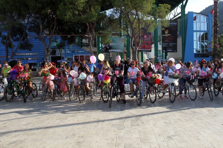 Fethiye’de ‘Süslü Kadınlar Bisiklet Turu’