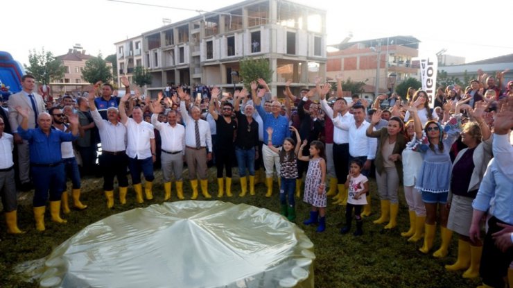 Başkan Ergün ve ünlü sanatçılar birlikte üzüm ezdi