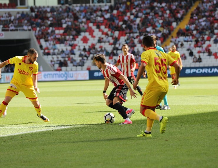 Süper Lig: D.G Sivasspor: 1 - Göztepe: 2 (İlk yarı)