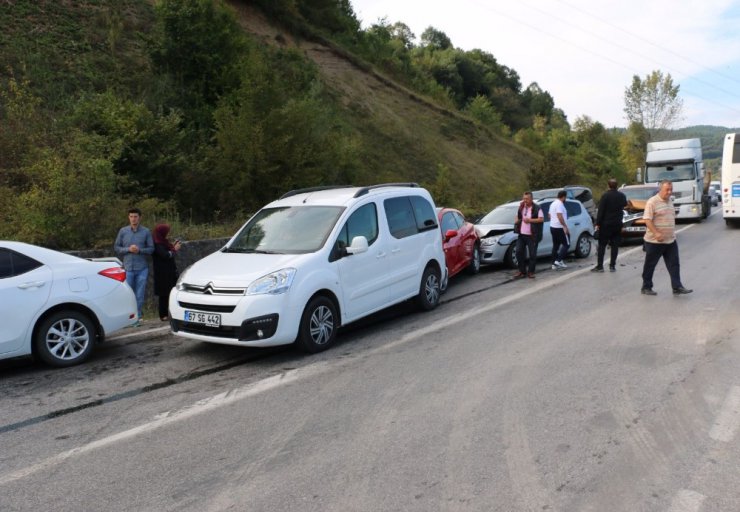 Zonguldak’ta 5 araç birbirine girdi: 4 yaralı