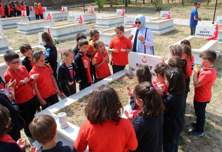 Atatürk Üniversitesi Vakıf Okulları öğrencileri, ilk dersi Kars Kapı Şehitliği’nde yaptı