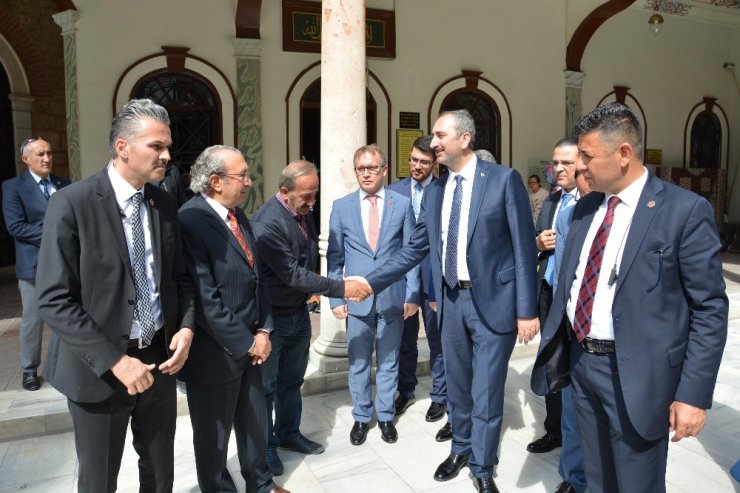 Bakan Gül, Ulucami ve Emirsultan türbesini ziyaret etti