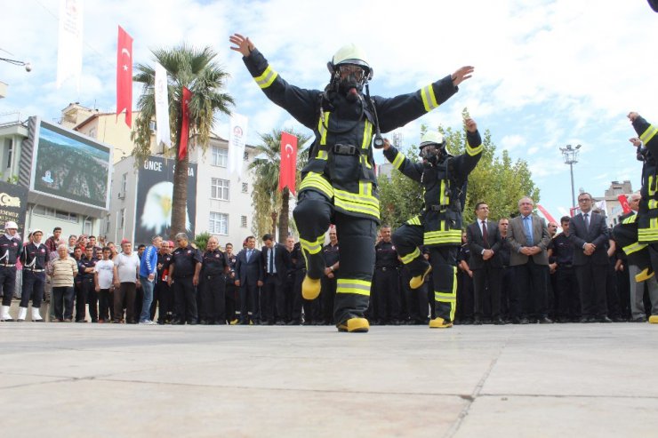 İtfaiye Haftası’nda itfaiyeciler kıyafetleriyle harmandalı oynadı