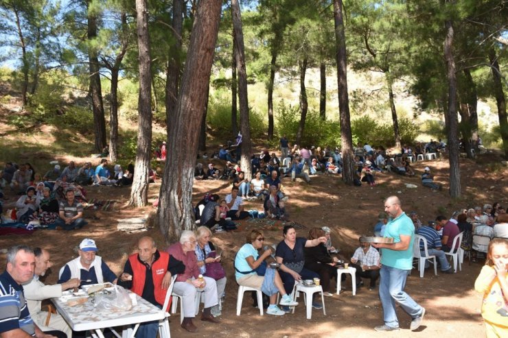 Edremit’te bir asırlık köy hayrı