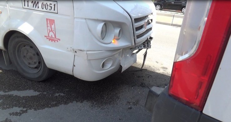 Şehiriçi minibüslerin çarpışması sonucu 2 kişi yaralandı