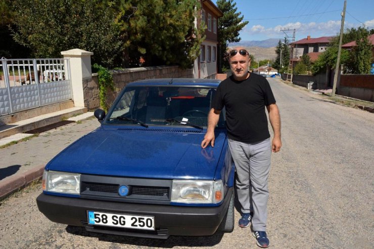 Kendine ait otomobili ile isteyenlere ücretsiz ulaşım hizmeti veriyor