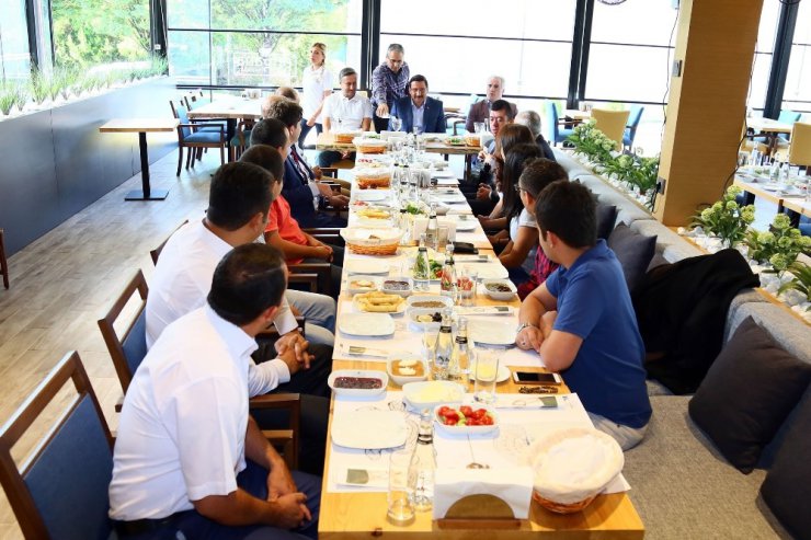 Beypazarı İncili Camii’ni bildiler, Başkan Ak ile kahvaltı kazandılar