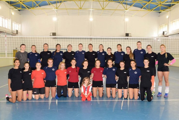 Bayanlar Voleybol Takımı hazırlık maçında Anadolu Üniversitesi ile karşılaştı