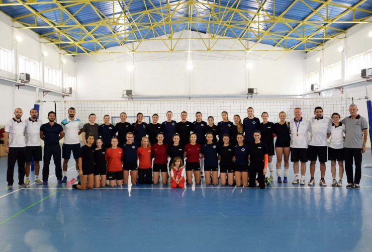 Bayanlar Voleybol Takımı hazırlık maçında Anadolu Üniversitesi ile karşılaştı