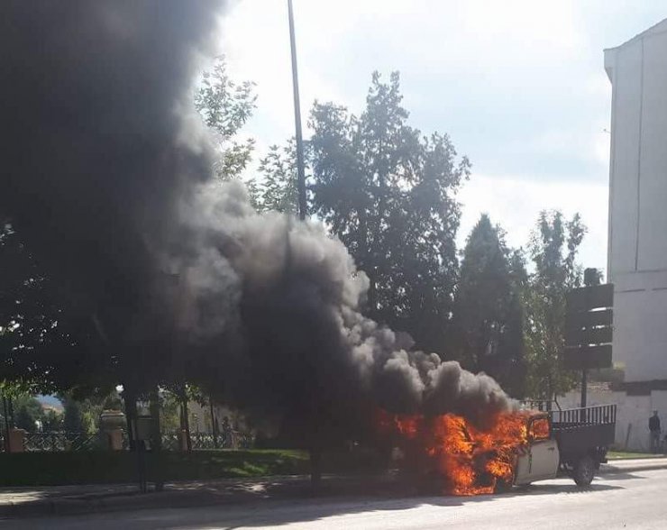 Trafikte seyreden araç alev alev yandı