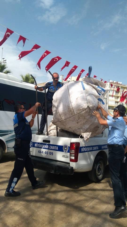 Zabıtanın uyarılarını dikkate almayan çöpçülerin arabasına el konuldu