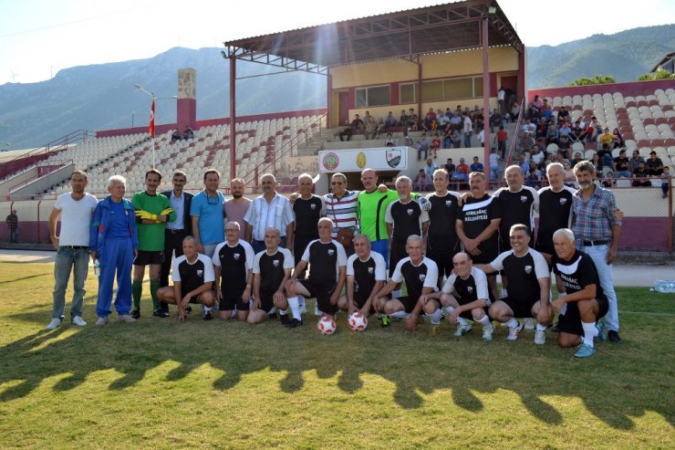 Kırkağaç’ın efsane futbolcuları yıllar sonra sahada