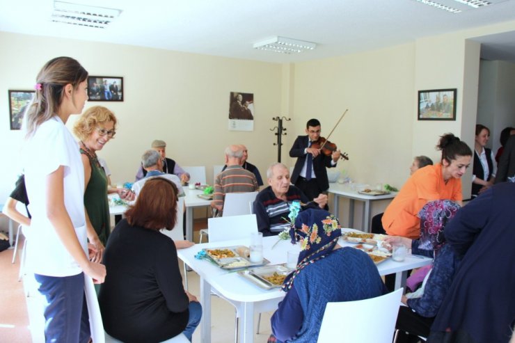 Acıbadem’den Tepebaşı Belediyesi Yaşam Köyü Alzheimer Evlerine ziyaret