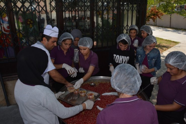 Kız Meslek Lisesi öğrencilerinden ay-yıldızlı aşure