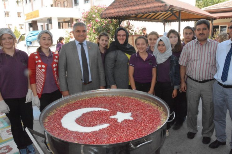 Kız Meslek Lisesi öğrencilerinden ay-yıldızlı aşure