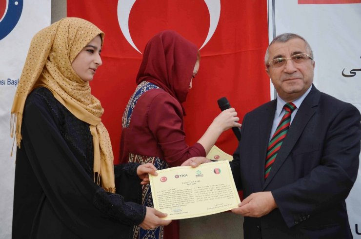 Türkçe ve meslek edindirme kurslarını bitiren Afgan öğrenciler sertifikalarını aldı