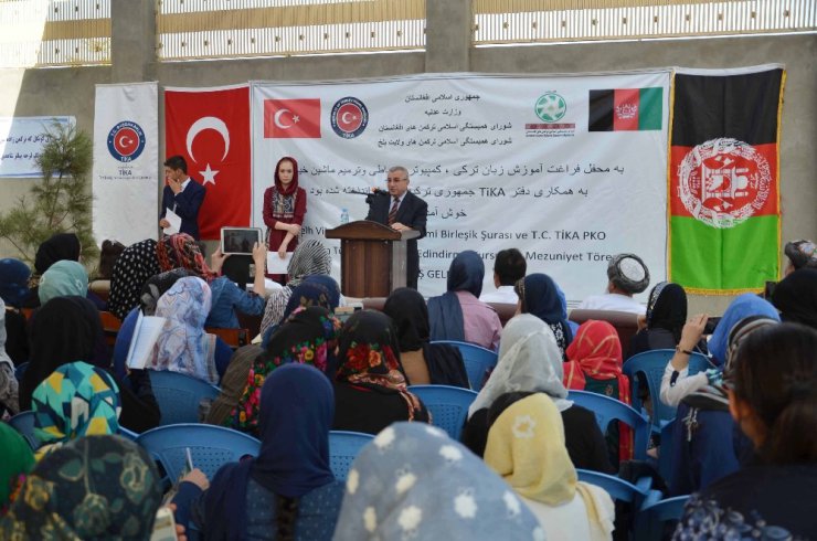 Türkçe ve meslek edindirme kurslarını bitiren Afgan öğrenciler sertifikalarını aldı