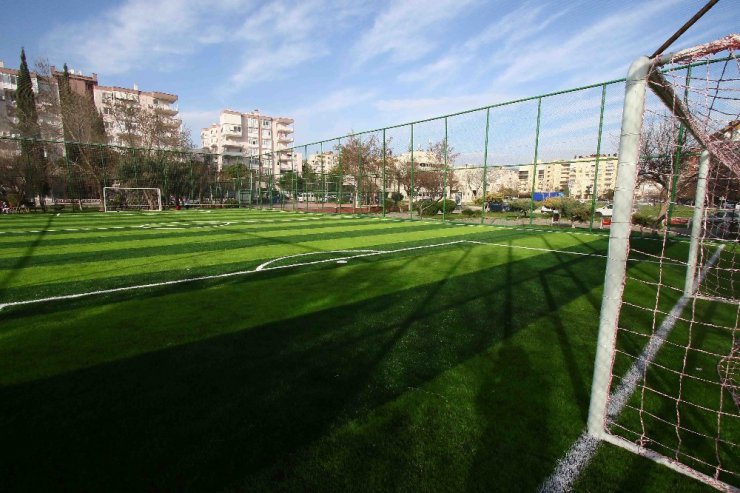 Bayraklı’nın halı sahaları göz kamaştırıyor