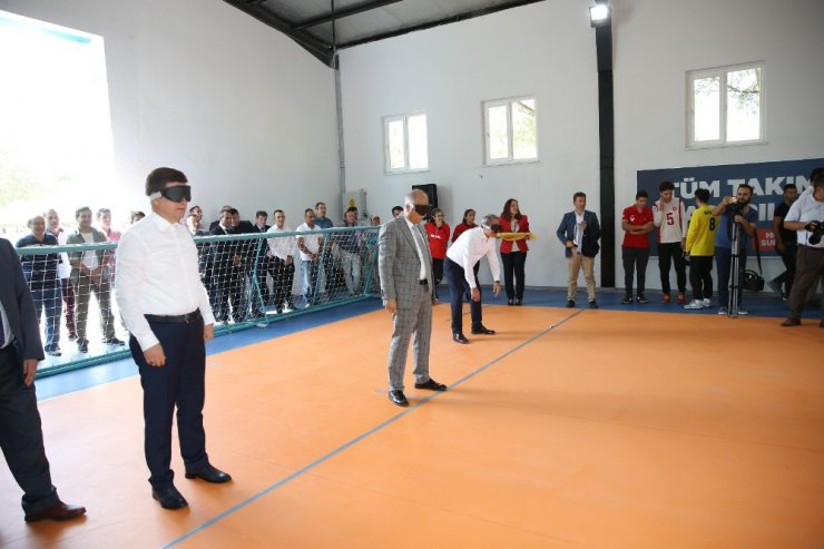 Vali, milletvekili, belediye başkanı maske taktı, goalball oynadı