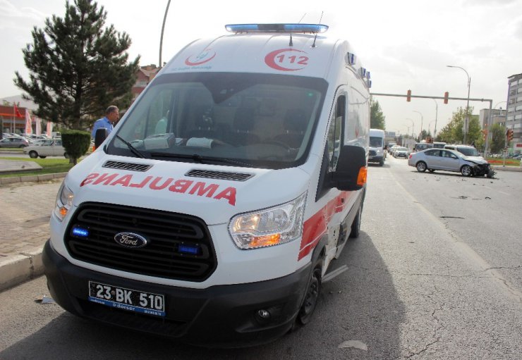 Kaza yapan ambulansın görevlileri, şoku atlatıp yaralıya müdahale etti