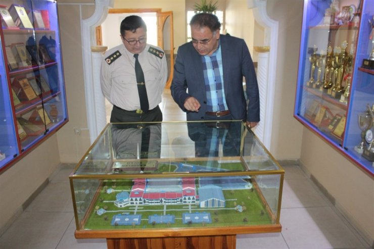 İl Jandarma Komutanı Yiğit Kardelen Kolejini ziyaret etti