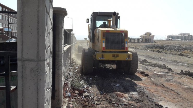 Kars Belediyesi’nin yol çalışmaları devam ediyor
