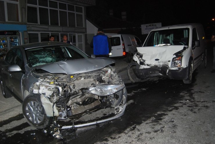 Hafif ticari araç park halindeki otomobile çarptı: 1 yaralı