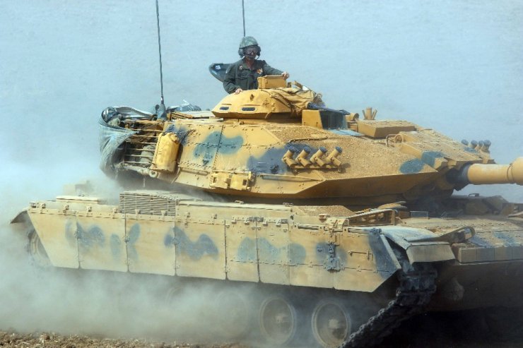 Türk ve Irak askerleri tozu dumana kattı