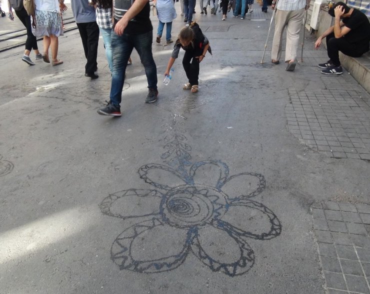 Suriyeli çocuklardan İstiklal Caddesi’nde su ile sanat