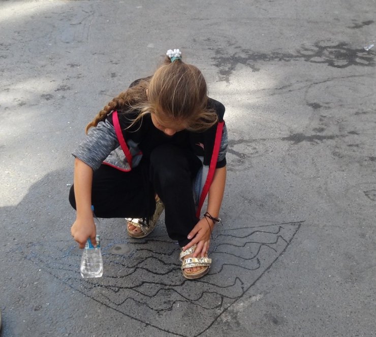 Suriyeli çocuklardan İstiklal Caddesi’nde su ile sanat