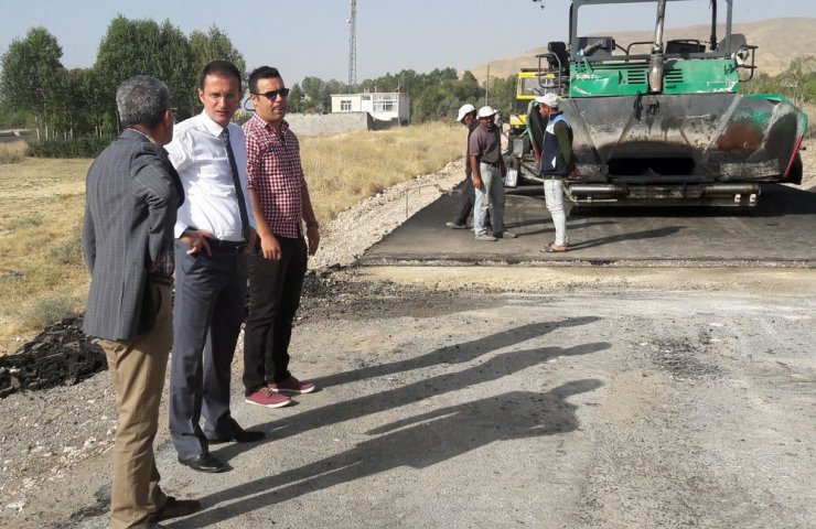 Adilcevaz’da köy yollarına sıcak asfalt