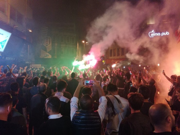 Beşiktaş Taraftarı Galibiyeti Coşkuyla Kutladı