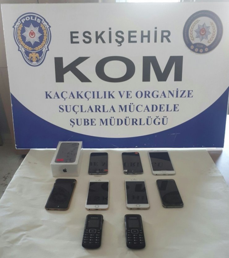 Eskişehir’de 27 şişe kaçak içki ve 10 cep telefonu ele geçirildi