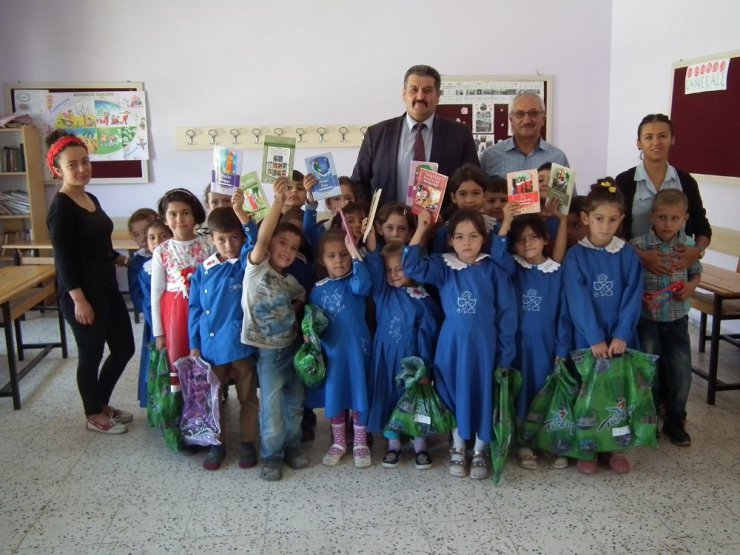 Sarıveliler’de MHP ilçe teşkilatından öğrencilere kırtasiye ve giysi yardımı