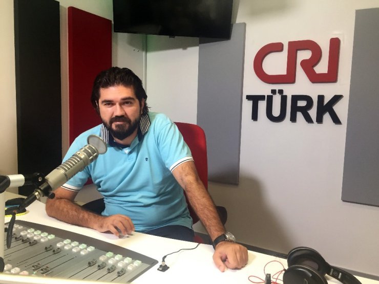 Rasim Ozan Kütahyalı radyo programı yapıyor