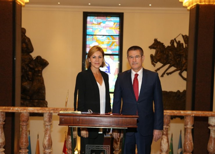 Milli Savunma Bakanı Canikli, İspanya Savunma Bakanı Garcia ile bir araya geldi