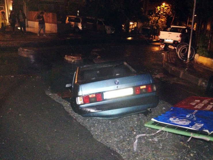Sarıyer’de yağmur sonrası çöken cadde otomobili yuttu