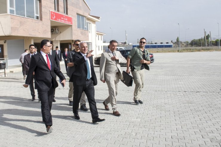 Vali Zorluoğlu, Van’da göçmenlerin kaldıkları yerleşkeleri ziyaret etti