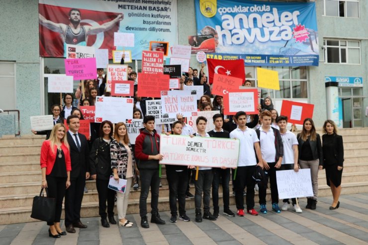 Lise öğrencilerinden Türkçe tabela kullanan esnafa teşekkür belgesi