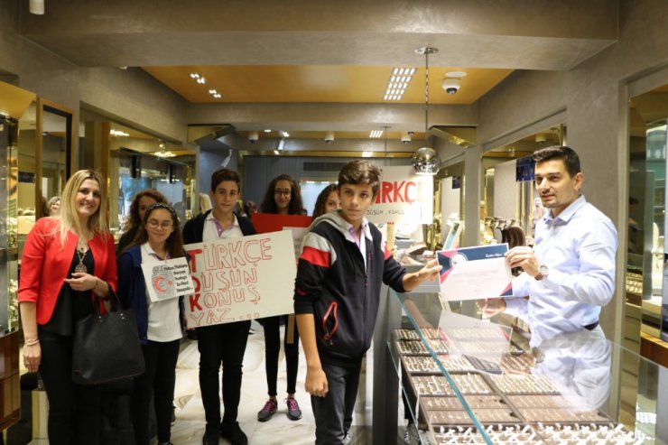 Lise öğrencilerinden Türkçe tabela kullanan esnafa teşekkür belgesi
