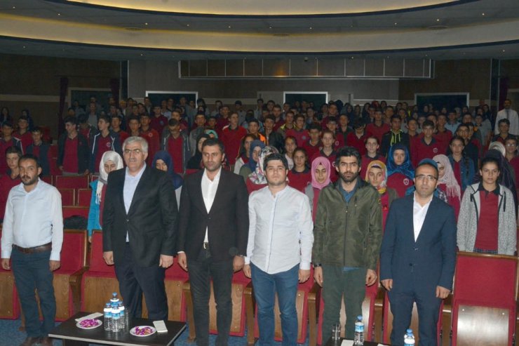 AK Parti Erzurum İl Başkanı Öz. Liselilerle tanışma toplantısında konuştu