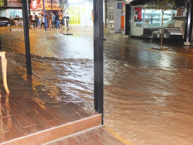 Bandırma’da 15 dakikalık yağış sele dönüştü
